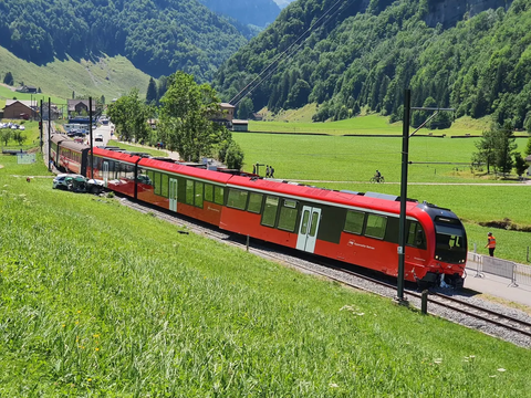 Verkehrsunfall zwischen Zug und Personenwagen