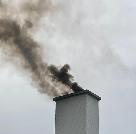 Starker Rauch aus Kamin