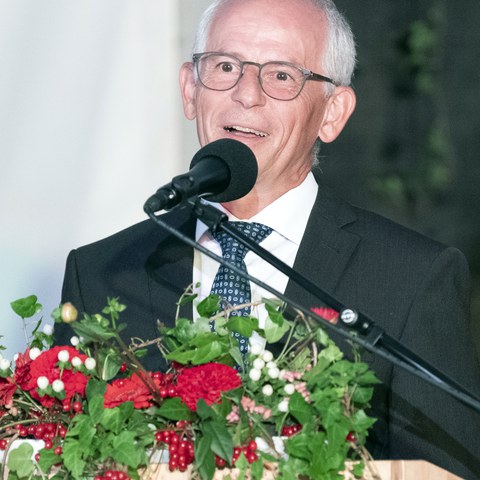 1 Stefan Sutter, Präsident des Stiftungsrats der Stiftung Pro Innerrhoden, begrüsst zum Festakt auf dem Kanzleiplatz..jpg. Vergrösserte Ansicht