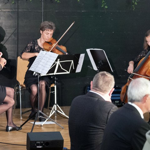 2 Antonia, Leonie und Elenie sorgen mit dem Trio Rempfler für musikalische Unterhaltung.jpg. Vergrösserte Ansicht