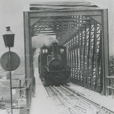Dampflokomotive auf Viadukt. Vergrösserte Ansicht