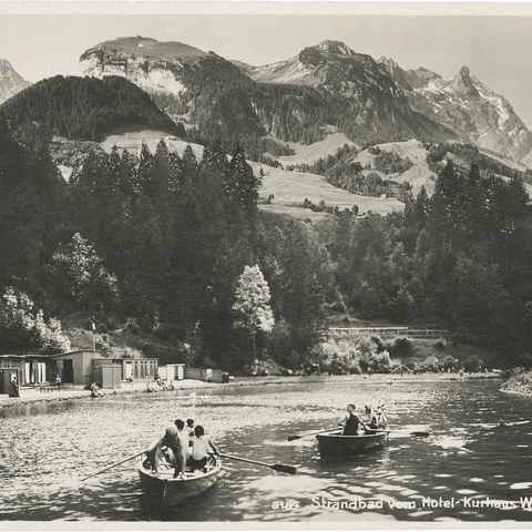 Auf dem Badesee wurden vom Kurhaus Weissbad lauschige Fahrten mit dem Ruderboot vor prächtiger Kulisse angeboten - allerdings handelt es sich hier um eine Fotomontage. (Quelle: Landesarchiv AI). Vergrösserte Ansicht