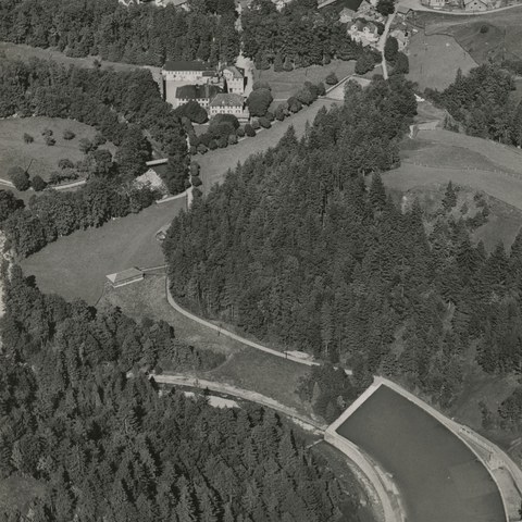 Flugaufnahme des Glandensteins mit Badesee, zirka 1950er-Jahre. (Quelle: Museum Appenzell). Vergrösserte Ansicht