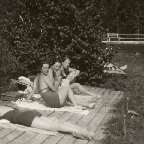Sonnenbaden am Glandenstein - Ausschnitt aus einem Amateurfilm in den 1940er-Jahren. (Quelle: Museum Appenzell). Vergrösserte Ansicht