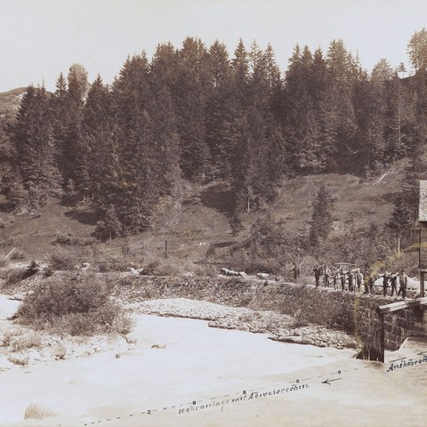 Querwuhr, Fallenhaus und Seitenwuhr des 1872/73 erstellten Flössrechens im Glandenstein, um 1900 (Quelle: Landesarchiv AI). Vergrösserte Ansicht