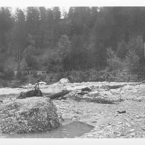 Zerstörtes Querwuhr des Flössrechens nach einem Unwetter im Sommer 1941. Für die Wasserversorgung der Badeanstalt wurde das Wuhr wieder in Stand gestellt. (Quelle: Landesarchiv AI). Vergrösserte Ansicht