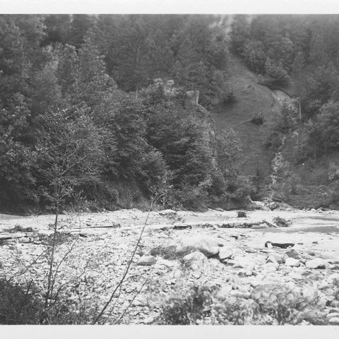 Zerstörtes Querwuhr des Flössrechens nach einem Unwetter im Sommer 1941. (Quelle: Landesarchiv AI). Vergrösserte Ansicht