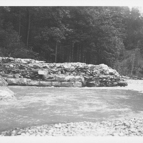 Zerstörtes Querwuhr des Flössrechens nach einem Unwetter im Sommer 1941. (Quelle: Landesarchiv AI). Vergrösserte Ansicht