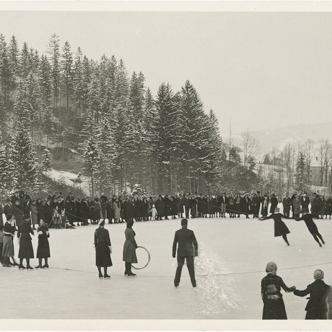 Während der Wintermonate wurde der Badesee als Natureisbahn genutzt. Sonntagsvergnügen in den 1930er-Jahren. (Quelle: Landesarchiv AI). Vergrösserte Ansicht