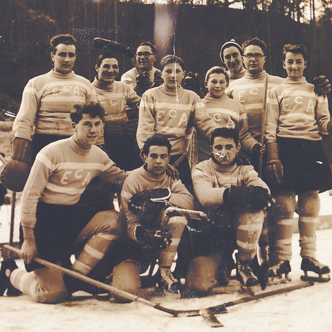 Mannschaftsfoto des Eishockeyclub Appenzell, 1957. (Quelle: Hans Dörig, Weissbad). Vergrösserte Ansicht