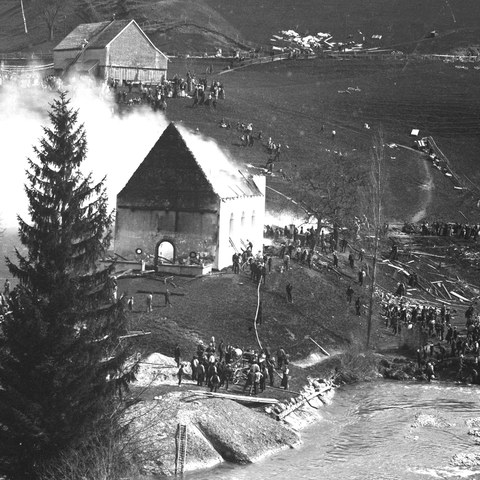 Zahlreiche Schaulustige beobachten den Brand und den Einsatz der Feuerwehr. (Quelle: Museum Appenzell). Vergrösserte Ansicht