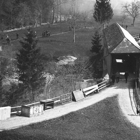 Aus der Kirche gerettetes Kirchengut bei der Lankbrücke. (Quelle: Museum Appenzell). Vergrösserte Ansicht