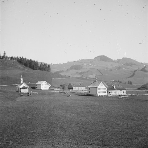 Guten Brunnen mit Kapelle St. Johann auf einer Fotografie von Karl Neff, Schwyz, in den 1940er-Jahren. (Quelle: Landesarchiv AI). Vergrösserte Ansicht