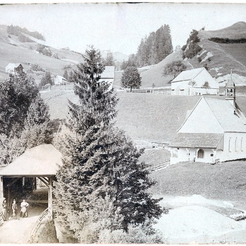 Die Holzbrücke in der Lank und die Kapelle St. Laurentius, um 1890. (Quelle: Landesarchiv AI). Vergrösserte Ansicht
