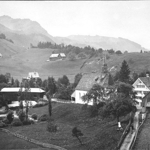 Neben der Kapelle St. Laurentius befand sich das Gasthaus Rössli, heute oberhalb an der Kantonsstrasse. (Quelle: Museum Appenzell). Vergrösserte Ansicht