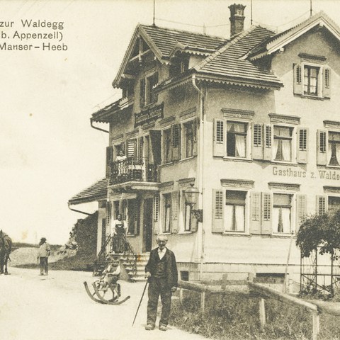 Gasthaus Waldegg mit dem späteren Gontner Bezirkshauptmann Emil Manser (1907-1970) auf einem Schaukelpferd, um 1910. (Quelle: Landesarchiv AI). Vergrösserte Ansicht