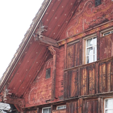 Bild 2: Bleiche Fassadenausschnitt mit historischer Malerei. Vergrösserte Ansicht