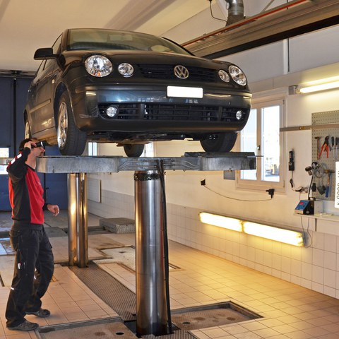Fahrzeugprüfung. Vergrösserte Ansicht