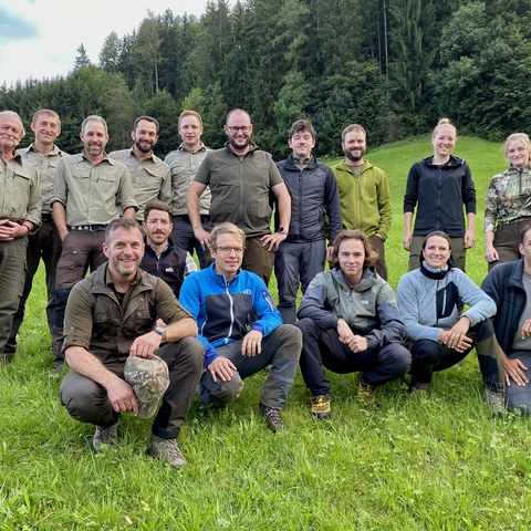 Bild 3 - Gruppenfoto der Jungjägerinnen und Jungjäger sowie Prüfungsexperten Alle Jungjägerinnen und Jungjäger haben den ersten Teil der Innerrhoder Jagdprüfung bestanden.. Vergrösserte Ansicht