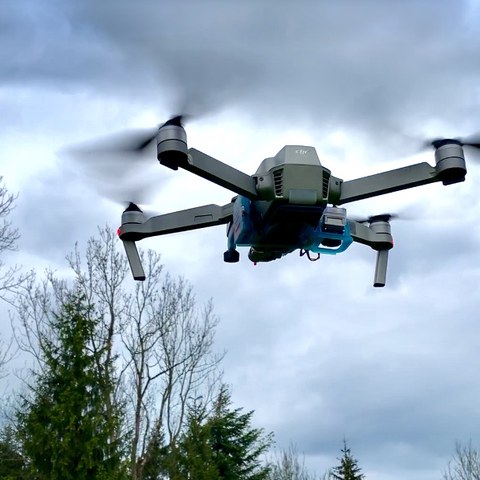 Bild 3 - Schwebende Drohne mit Wärmebildkamera. Vergrösserte Ansicht