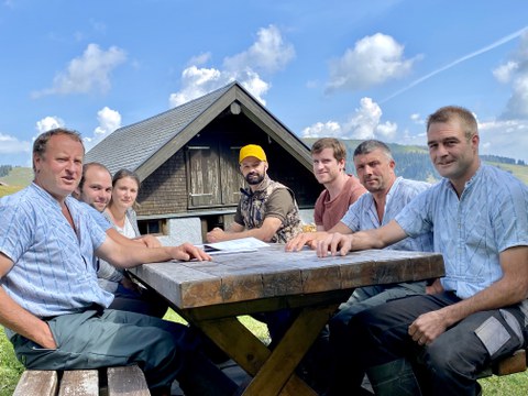 Bild 2: Vertretungen des Landwirtschaftsamts und der Jagd- und Fischereiverwaltung im Gespräch mit den betroffenen Sennen auf der Potersalp.