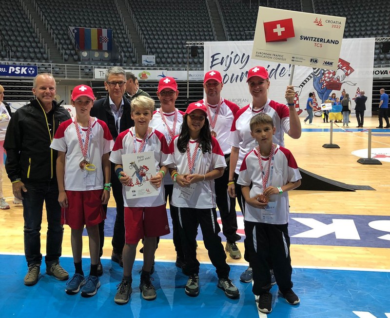 Gruppenfoto von links nach rechts: hinten: Christophe Nydegger, Chef Verkehrssicherheit TCS; Peter Götschi, Präsident TCS; Luzia Wehrli Kapo AG; Rouven Vollmeier Stapo Winterthur und Silvia Fischbacher Kapo AI vordere Reihe: Lucienne, Bennet, Sofia und Maic (aus Haslen/AI)