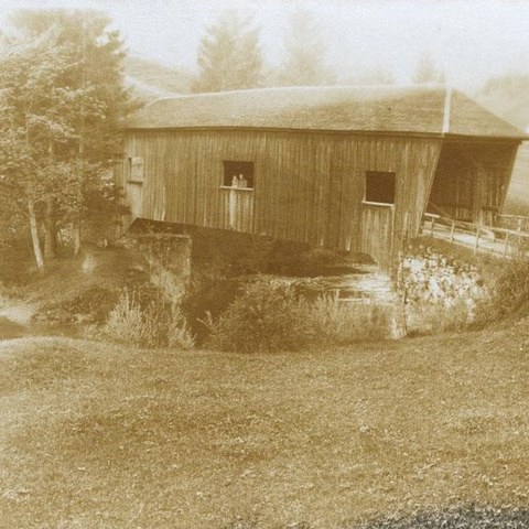 Bild 1: Historische Holzbrücke in der Lank (Quelle: Landesbauamt). Vergrösserte Ansicht