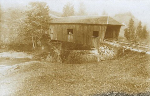 Bild 1: Historische Holzbrücke in der Lank (Quelle: Landesbauamt)