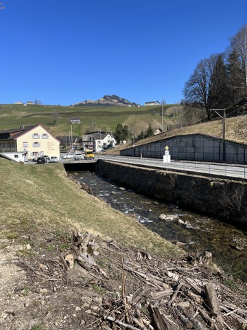 Bild 1: Anstehende Sanierungsarbeiten an der Ufermauer des Schwendebachs im Rahmen der zweiten Bauetappe