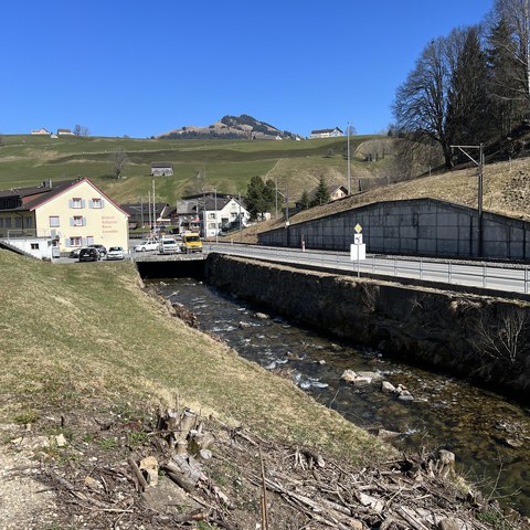 Bild 1: Anstehende Sanierungsarbeiten an der Ufermauer des Schwendebachs im Rahmen der zweiten Bauetappe. Vergrösserte Ansicht