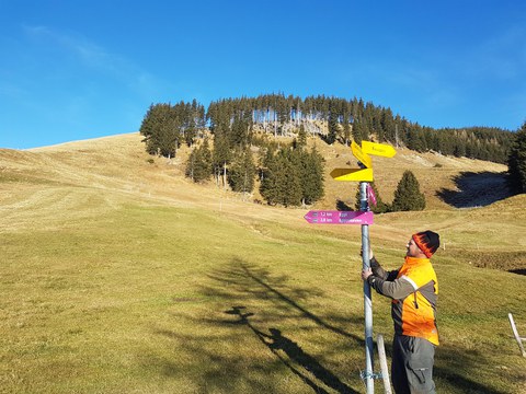 Montage der Ausschilderung von Schneeschuhrouten bei der Fähnern