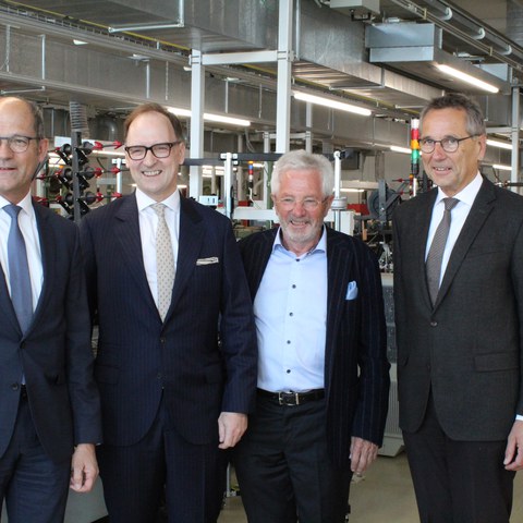 v.l.n.r.: Landammann Daniel Fässler, Volkswirtschaftsdirektor, Benjamin J. Fuchs, CEO der alba-Gruppe, Guido Sutter, Verwaltungsratspräsident der alba-Gruppe, und Landammann Roland Inauen, Erziehungsdirektor. Vergrösserte Ansicht