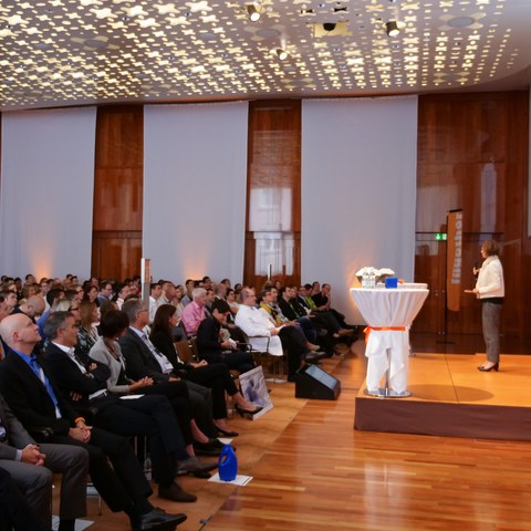 Begrüssung im Plenum (ProOst 2017). Vergrösserte Ansicht