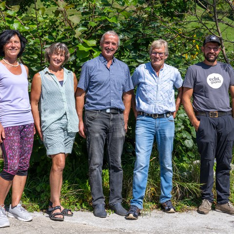 Bild 1: Die Gewinner und Gewinnerinnen der Innerrhoder Heckenmeisterschaft. V.l.n.r: Julia Enzler, Judith und Rolf Bischofberger, Theo Baumgartner und Bernhard Knechtlen (auf dem Bild fehlt Samuel Eugster). Foto: Roger Eggenberger. Vergrösserte Ansicht