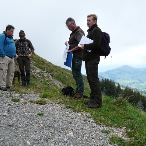 Martin Attenberger und Thomas Gelbhaar erläutern die Aussicht / Foto: Jasmin Ebneter. Vergrösserte Ansicht