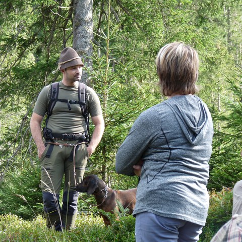 Ueli Nef, Jagdverwalter, mit seiner Hündin 