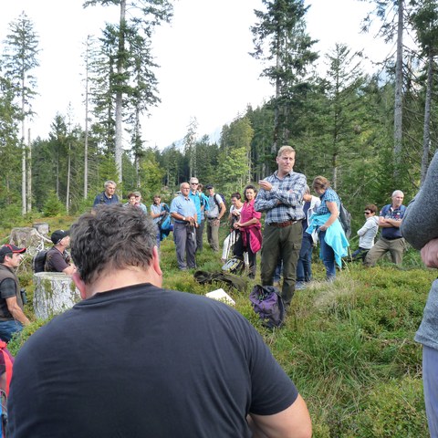 Martin Attenberger erklärt den Waldbau für das Auerhuhn / Foto: Jasmin Ebneter. Vergrösserte Ansicht