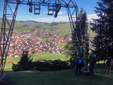 Bild 2: Zwei schwere Fichten sind auf die Seile des Sollegg-Skilifts gefallen. Ein Kabel ist dabei aus den Rollen gesprungen. Die Arbeiten, um Kabel und Bäume zu entzerren, sind höchst anspruchsvoll und ebenso gefährlich.