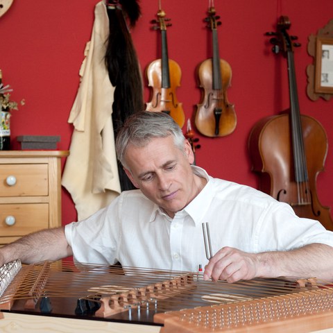 Hackbrettbauer Werner Alder, Fotograf: Andreas Butz. Vergrösserte Ansicht